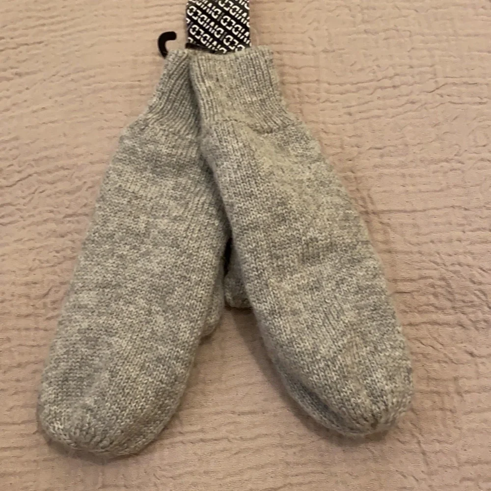 Set 2 pieces : Gap & H&M gloves. New